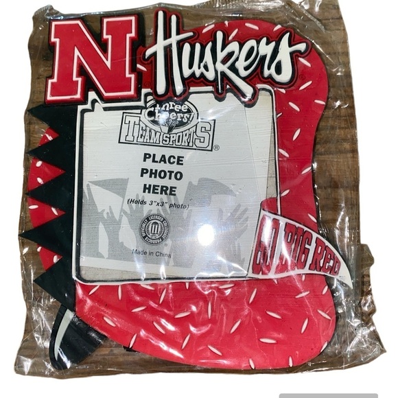 Nebraska Cornhuskers picture frame holds 3X3 picture standup or magnetic New - Picture 1 of 5